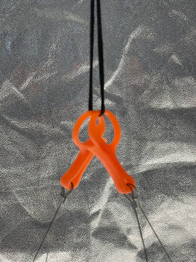RECYCLED PLASTIC      PELI PEG    NO MORE CLOTHES STAINS-MANY MANY USES -SEE DETAILS BELOW