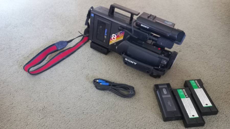 SONY CAM CORDER AF8 IN GOOD CONDITION-THREE BATTERIES