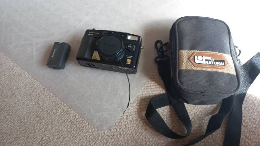 VERY CLEAN PANASONIC DMC-LC5 LUMIX CAMERA PLUS BATTERY AND QUALITY DOUBLE ZIP CASE SEE BELOW