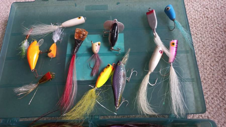 VERY EXPENSIVE LOT OF MORE THAN 100 FISHING FLIES MOSTLY SUPERB AND FOR SALT WATER