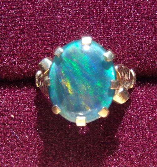 WOW! AN UNBELIEVABLY BEAUTIFUL 9 CARAT GOLD AND OPAL RING