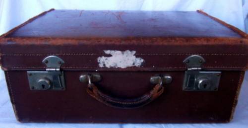 A LOVELY OLD VINTAGE LEATHER SUITCASE