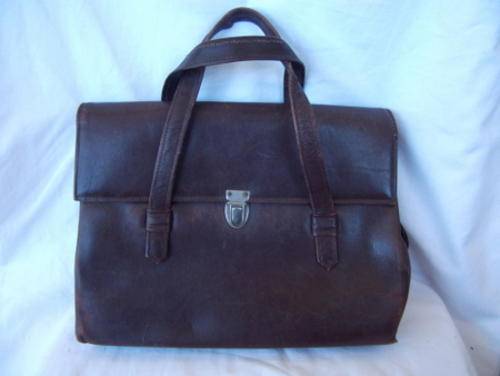 A LOVELY VINTAGE LEATHER HANDBAG