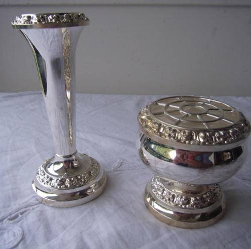 A LOVELY SILVER PLATED POSY BOWL AND FLOWER VASE - BOTH IN ORIGINAL BOXES