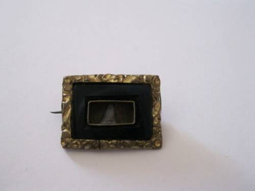 Sweet Victorian mourning brooch in pinchbeck and onyx.