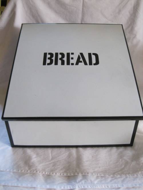VINTAGE ENAMEL BREAD TIN IN AN ALMOST UNUSED CONDITION - BEAUTIFUL