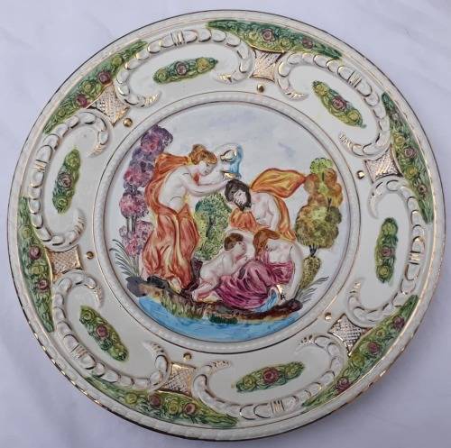 Fabulous Capodimonte plate in beautiful condition. 30 cm in diameter