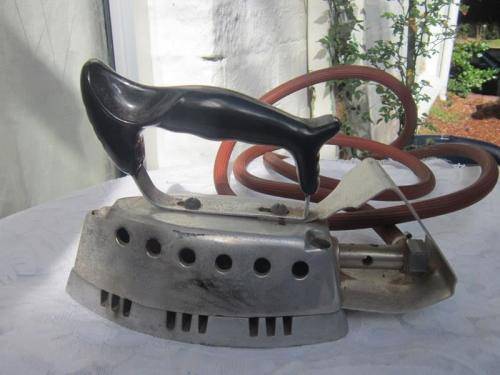 Vintage Cadac gas iron. Seems in a good condition.