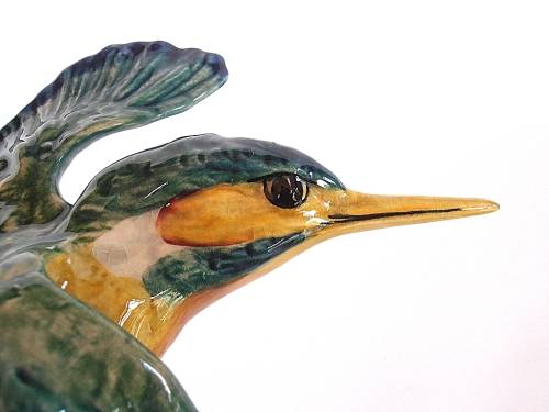 Three graduated porcelain Beswick kingfishers, wall plaques