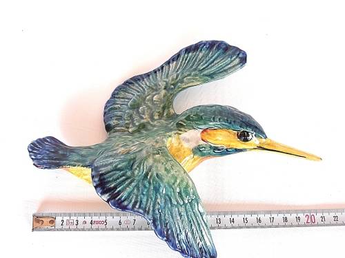 Three graduated porcelain Beswick kingfishers, wall plaques