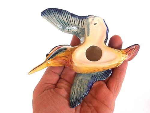 Three graduated porcelain Beswick kingfishers, wall plaques