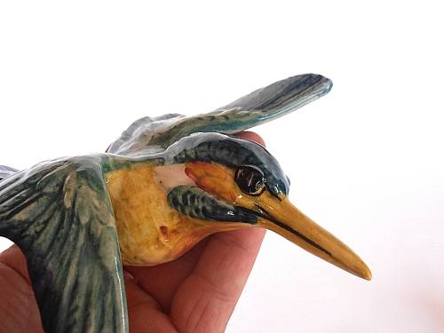 Three graduated porcelain Beswick kingfishers, wall plaques