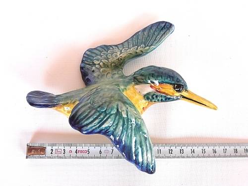Three graduated porcelain Beswick kingfishers, wall plaques