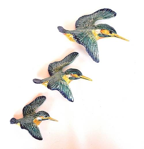 Three graduated porcelain Beswick kingfishers, wall plaques