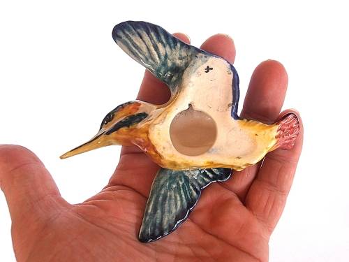 Three graduated porcelain Beswick kingfishers, wall plaques