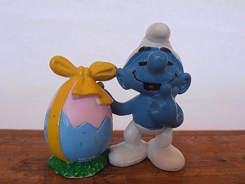2.0490 Smurf with easter egg, Vintage Smurfs figure, Shipping will only be charged once!