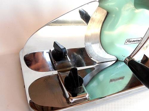 Beautiful vintage Pineware bread slicer, nice condition