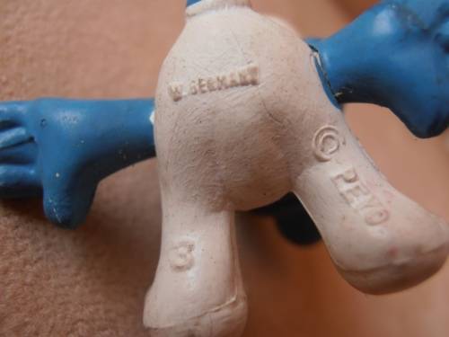 20026 Sitting Smurf, vintage Smurfs figure. Shipping will only be charged once!