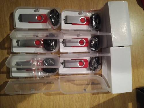 6 x USB 2.0 - Branded flash drive