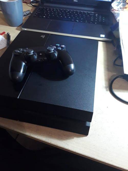 PS4 500GB Console Plus Controller