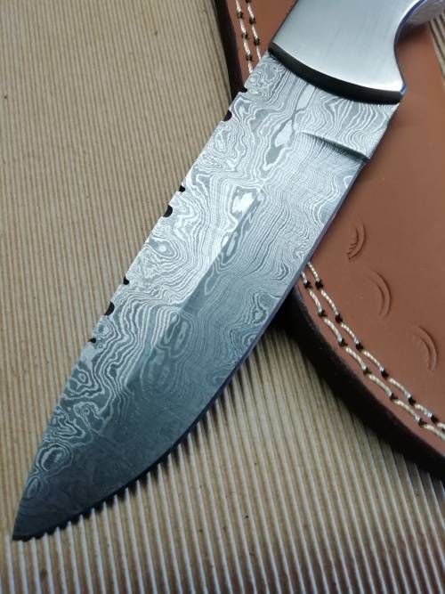 HANDMADE DAMASCUS STEEL HUNTING KNIFE !!!