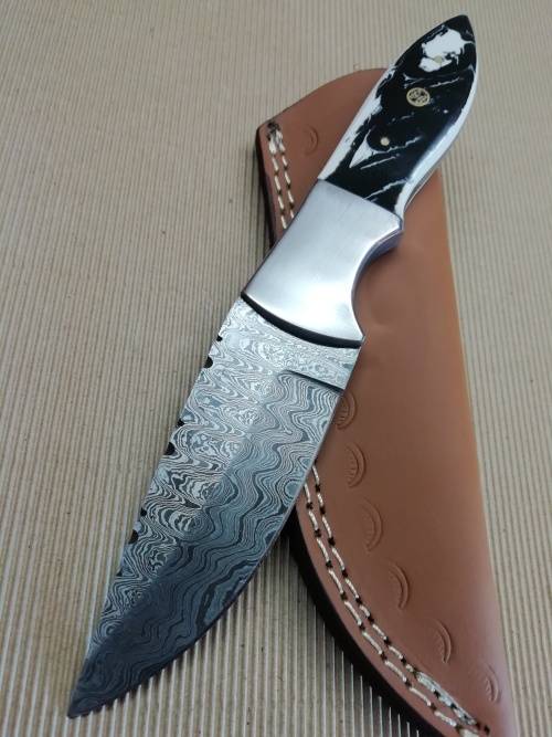 HANDMADE DAMASCUS STEEL HUNTING KNIFE !!!