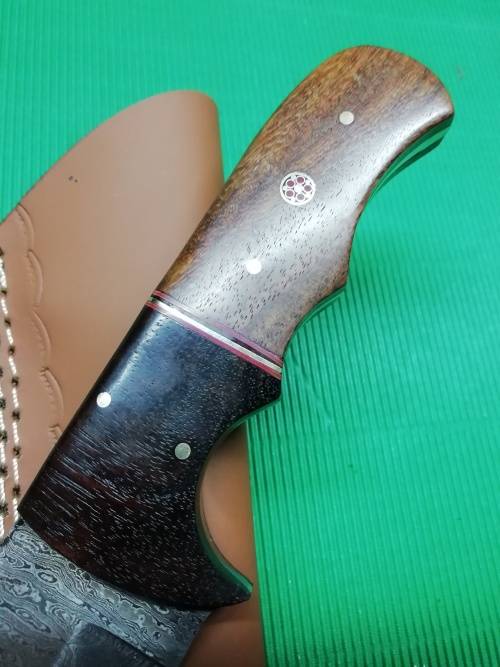 HANDMADE DAMASCUS STEEL HUNTING KNIFE !!!