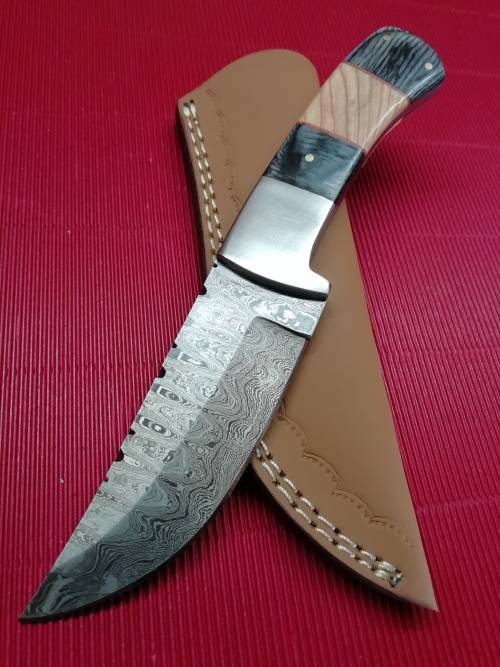HANDMADE DAMASCUS STEEL HUNTING KNIFE !!!