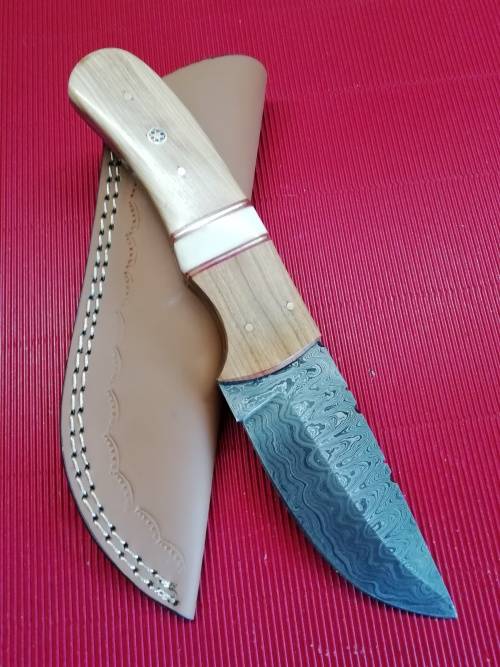 HANDMADE DAMASCUS STEEL HUNTING KNIFE !!!
