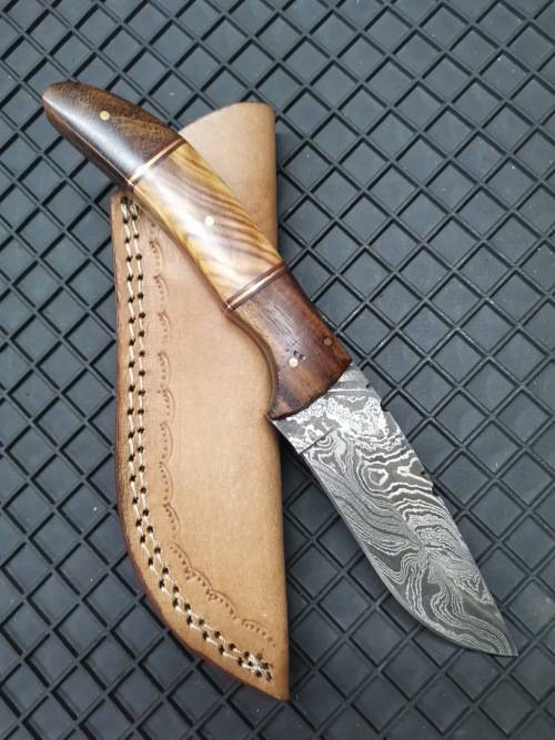 HANDMADE DAMASCUS STEEL HUNTING KNIFE !!!
