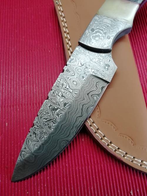 HANDMADE DAMASCUS STEEL HUNTING KNIFE !!!