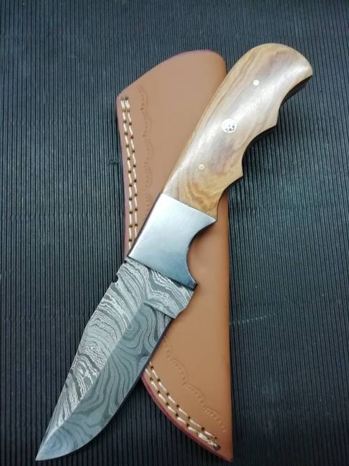 HANDMADE DAMASCUS STEEL HUNTING KNIFE !!!
