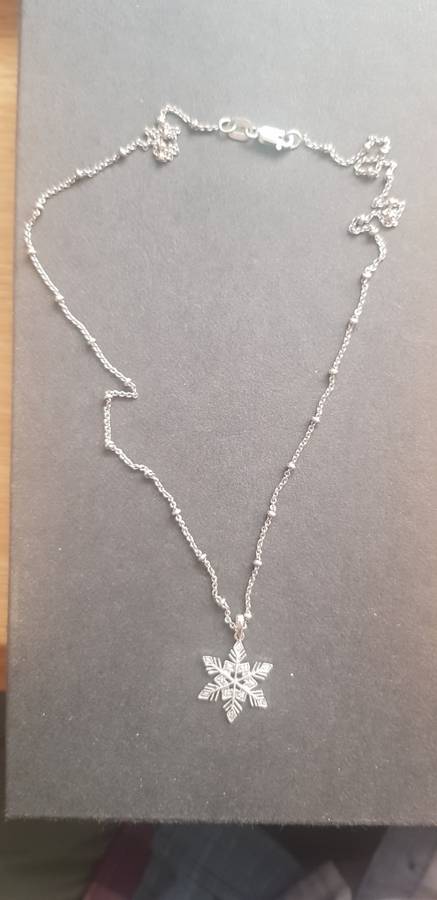 9K WHITE GOLD NECKLACE & PENDANT SET WITH DIAMONDS