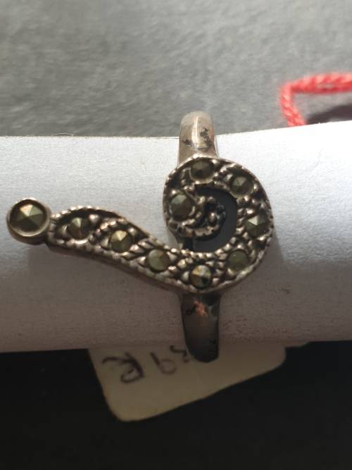silver ring with a qestion sige on demanty stones stamp 925
