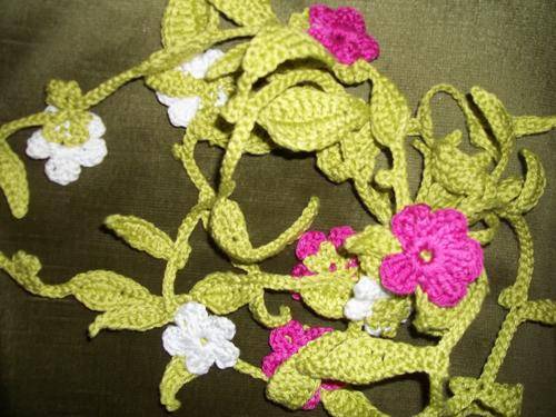 Crochet Lariat with White and pink flowers and leaves