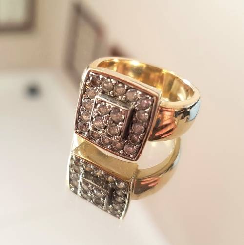 Stuning 9ct Gold Pave Ring