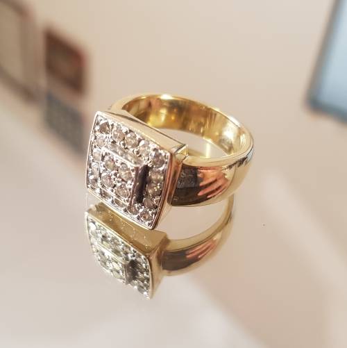 Stuning 9ct Gold Pave Ring