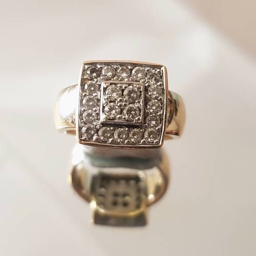 Stuning 9ct Gold Pave Ring
