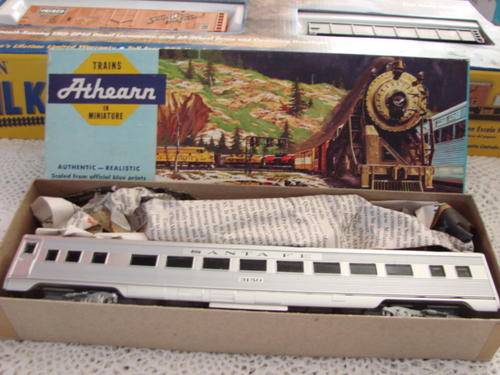 HO Athearn 1811 SL Coach Santa FE