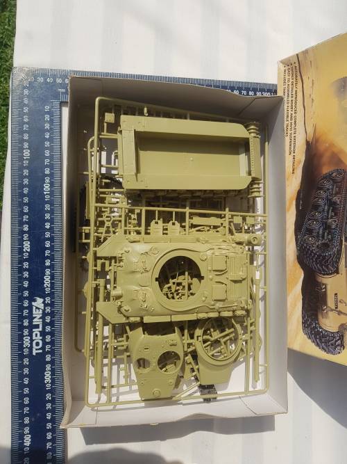 Sherman Tank Model Kit scale 1/35