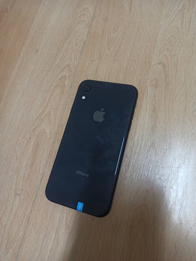 iPhone XR 64gb with 100% battery health