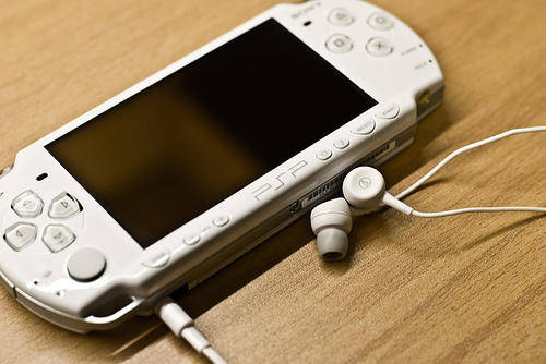 PSP SLIM & LITE (WHITE) WITH 2G MEMORY CARD (2 DAY CLEARANCE ONLY!!!)