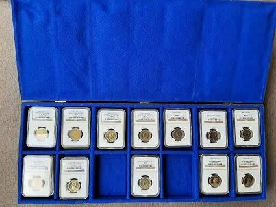 ** CRAZY R1 START ** NO RESERVE ** COIN TREASURE CHEST / STORAGE BOX **