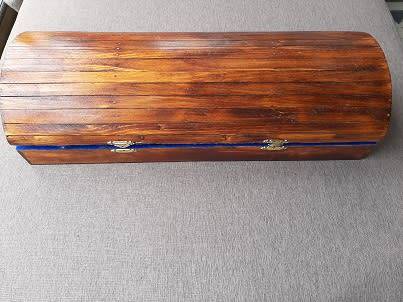 ** CRAZY R1 START ** NO RESERVE ** COIN TREASURE CHEST / STORAGE BOX **