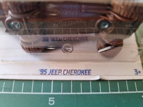 Hot Wheels `95 Jeep Cherokee Regular Treasure Hunt