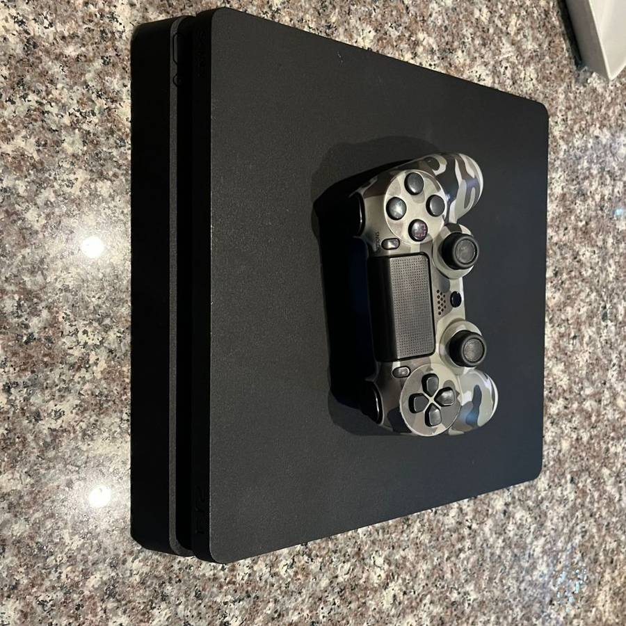 PS4 - mint Condition 1TB