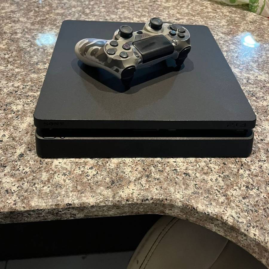 PS4 - mint Condition 1TB