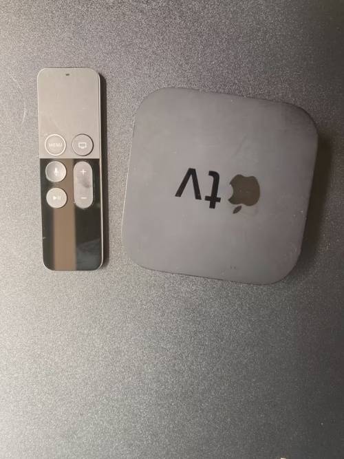 Apple TV 32gb HD with remote included - almost NEW!