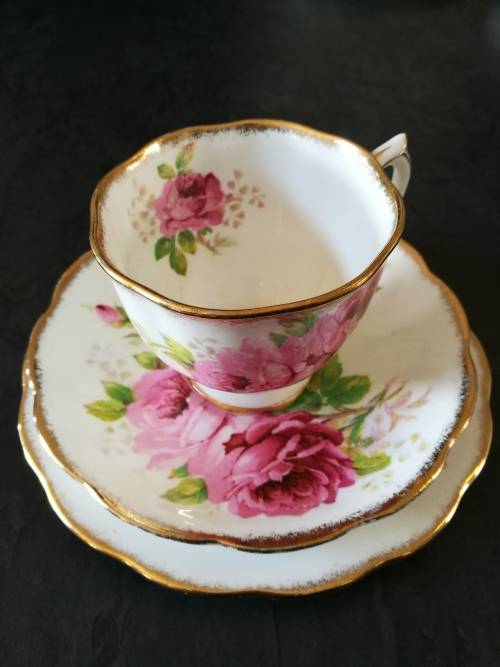 Royal Albert "American Beauty" Trio - set no1