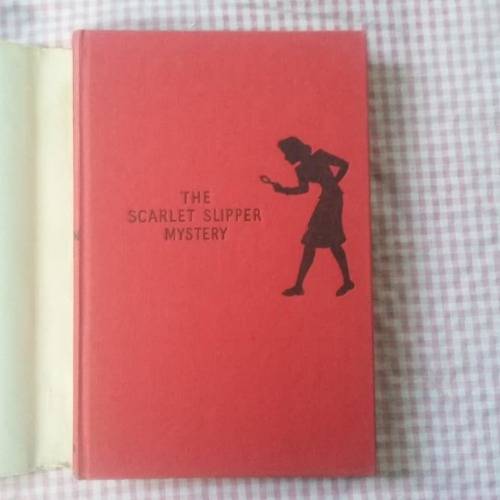 KEENE, Carolyn - The Scarlet Slipper Mystery - [Nancy Drew # 23 & 32] - (Hardcover in Wrapper)